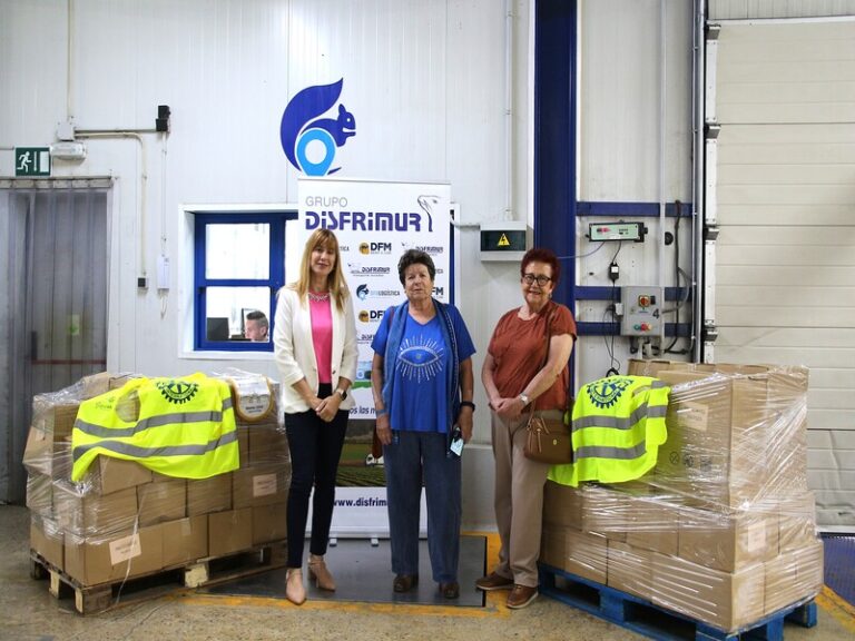 Isabel Sánchez con representantes del Club Rotary junto cajas de comida donadas